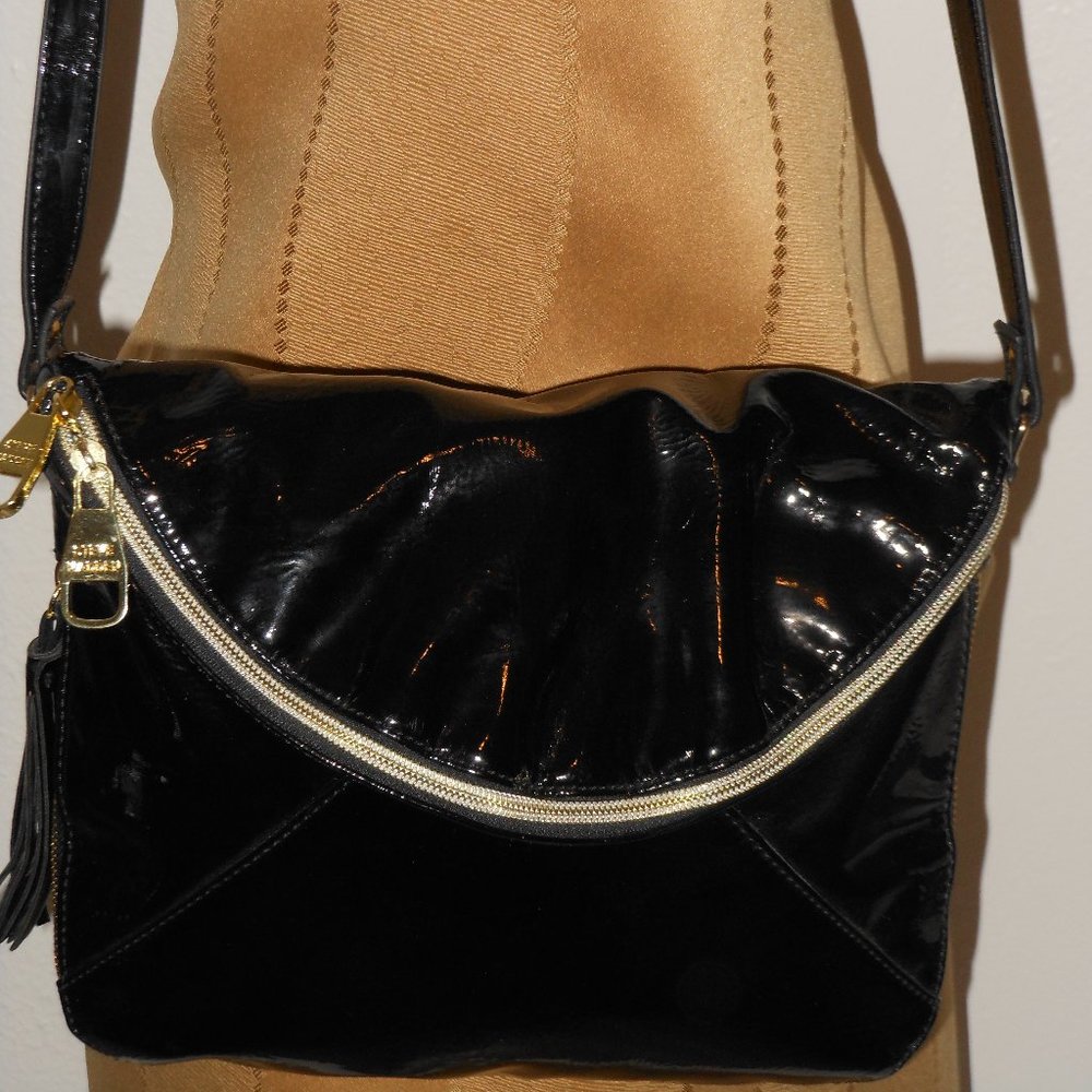 STEVE MADDEN BLACK PATENT LEATHER SHOULDER BAG